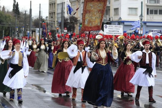Μαθητική παρέλαση για την 25η Μαρτίου: Τσολιάδες στο κέντρο της Αθήνας [εικόνες - βίντεο]